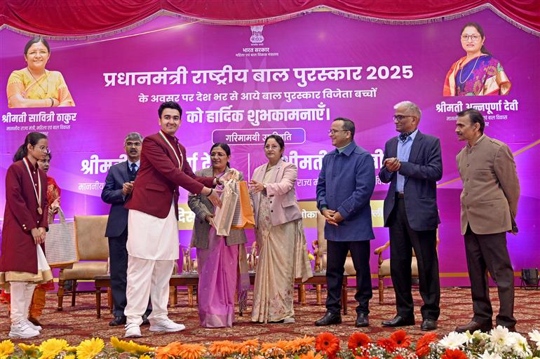 केंद्रीय महिला एवं बाल विकास मंत्री श्रीमती अन्नपूर्णा देवी और महिला एवं बाल विकास राज्य मंत्री श्रीमती सावित्री ठाकुर 26 दिसंबर, 2025 को नई दिल्ली में एक कार्यक्रम में प्रधानमंत्री राष्ट्रीय बाल पुरस्कार से सम्मानित बाल नायकों से बातचीत करती हुईं।