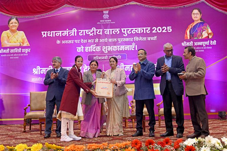 केंद्रीय महिला एवं बाल विकास मंत्री श्रीमती अन्नपूर्णा देवी और महिला एवं बाल विकास राज्य मंत्री श्रीमती सावित्री ठाकुर 26 दिसंबर, 2025 को नई दिल्ली में एक कार्यक्रम में प्रधानमंत्री राष्ट्रीय बाल पुरस्कार से सम्मानित बाल नायकों से बातचीत करती हुईं।