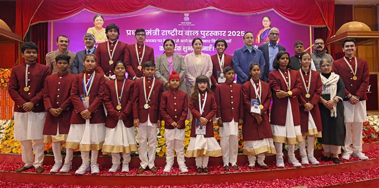 केंद्रीय महिला एवं बाल विकास मंत्री श्रीमती अन्नपूर्णा देवी और महिला एवं बाल विकास राज्य मंत्री श्रीमती सावित्री ठाकुर 26 दिसंबर, 2025 को नई दिल्ली में एक कार्यक्रम में प्रधानमंत्री राष्ट्रीय बाल पुरस्कार विजेताओं के साथ एक ग्रुप फोटो में।