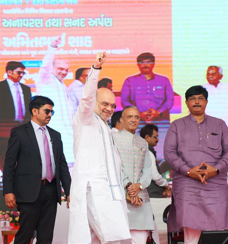 केंद्रीय गृह एवं सहकारिता मंत्री श्री अमित शाह 28 दिसंबर, 2025 को गुजरात के अहमदाबाद में नवा वणझर गांव के 205 परिवारों को भूमि आवंटन प्रमाण पत्र वितरित करते हुए।