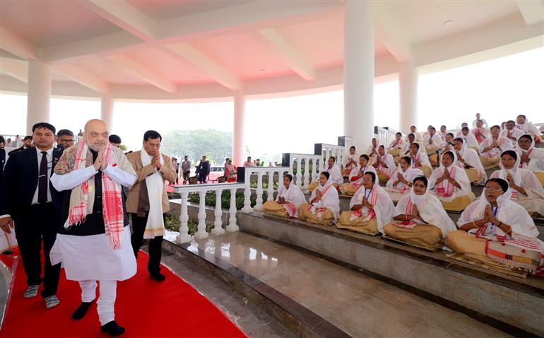 केंद्रीय गृह एवं सहकारिता मंत्री श्री अमित शाह 29 दिसंबर, 2025 को असम के नागांव जिले में महापुरुष श्रीमंत शंकर देव जी की जन्मस्थली बटाद्रवा थान पुनर्विकास परियोजना के लोकार्पण समारोह में भाग लेते हुए।