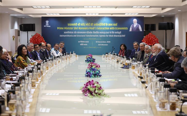 प्रधानमंत्री श्री नरेन्द्र मोदी 30 दिसंबर, 2025 को नई दिल्ली में नीति आयोग में अर्थशास्त्रियों के साथ बातचीत करते हुए।