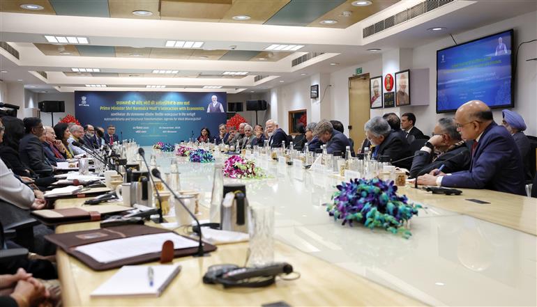 प्रधानमंत्री श्री नरेन्द्र मोदी 30 दिसंबर, 2025 को नई दिल्ली में नीति आयोग में अर्थशास्त्रियों के साथ बातचीत करते हुए।
