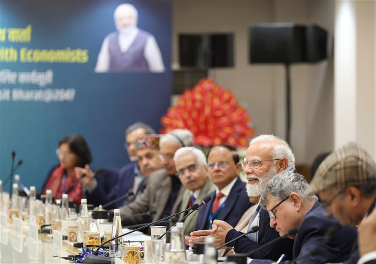 प्रधानमंत्री श्री नरेन्द्र मोदी 30 दिसंबर, 2025 को नई दिल्ली में नीति आयोग में अर्थशास्त्रियों के साथ बातचीत करते हुए।