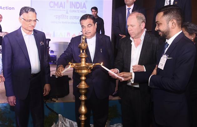 The Union Minister of Road Transport and Highways, Shri Nitin Gadkari lighting the lamp at the launch of India SAF Alliance at India Climate Week, in New Delhi on February 04, 2025.