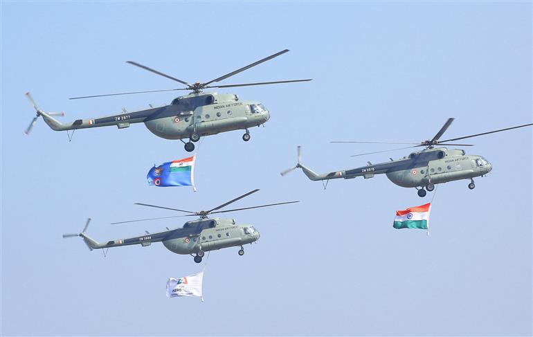 10 फरवरी, 2025 को बेंगलुरु, कर्नाटक में 15वें एयरो इंडिया के पहले दिन एयर शो की झलकियाँ।