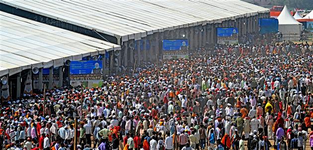 PM receives warm welcome by enthusiastic crowd to attend the ‘Kisan Samman Samaroh’ held at Bhagalpur, in Bihar on February 24, 2025.