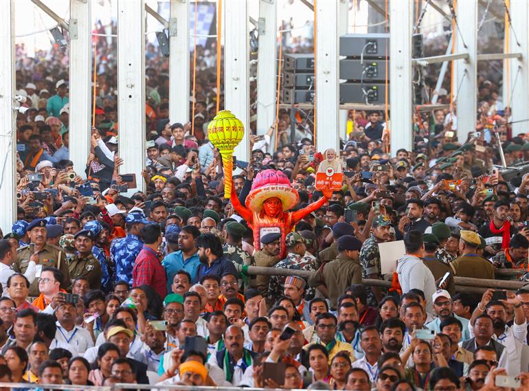 PM receives warm welcome by enthusiastic crowd to attend the ‘Kisan Samman Samaroh’ held at Bhagalpur, in Bihar on February 24, 2025.