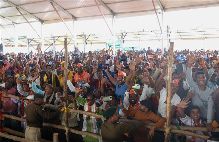 PM receives warm welcome by enthusiastic crowd to attend the ‘Kisan Samman Samaroh’ held at Bhagalpur, in Bihar on February 24, 2025.