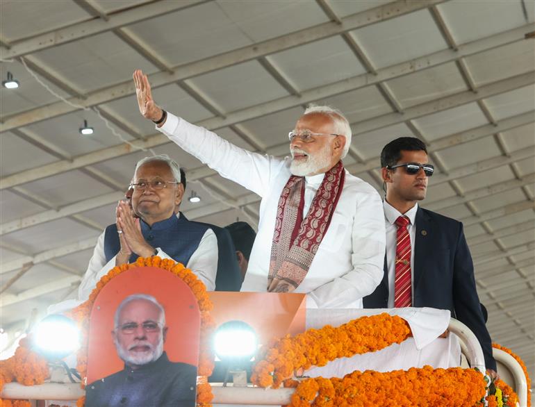 PM receives warm welcome by enthusiastic crowd to attend the ‘Kisan Samman Samaroh’ held at Bhagalpur, in Bihar on February 24, 2025.