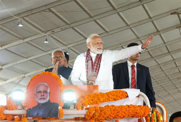 PM receives warm welcome by enthusiastic crowd to attend the ‘Kisan Samman Samaroh’ held at Bhagalpur, in Bihar on February 24, 2025.
