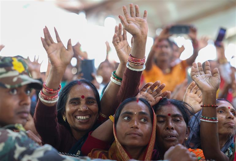 PM receives warm welcome by enthusiastic crowd to attend the ‘Kisan Samman Samaroh’ held at Bhagalpur, in Bihar on February 24, 2025.