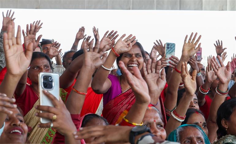 PM receives warm welcome by enthusiastic crowd to attend the ‘Kisan Samman Samaroh’ held at Bhagalpur, in Bihar on February 24, 2025.