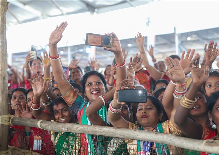 PM receives warm welcome by enthusiastic crowd to attend the ‘Kisan Samman Samaroh’ held at Bhagalpur, in Bihar on February 24, 2025.