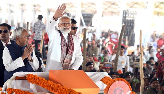 PM receives warm welcome by enthusiastic crowd to attend the ‘Kisan Samman Samaroh’ held at Bhagalpur, in Bihar on February 24, 2025.