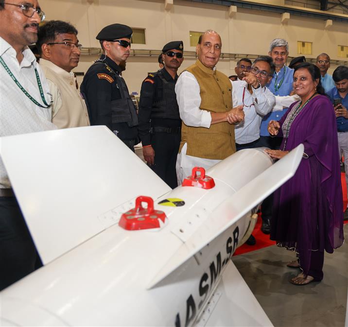 केंद्रीय रक्षा मंत्री श्री राजनाथ सिंह 28 फरवरी, 2025 को हैदराबाद में राष्ट्रीय विज्ञान दिवस समारोह में भाग लेते हुए।