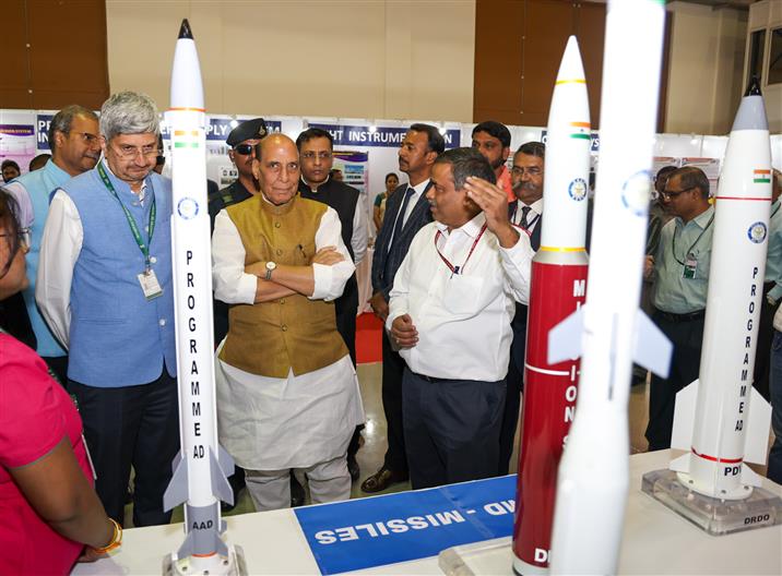 केंद्रीय रक्षा मंत्री श्री राजनाथ सिंह 28 फरवरी, 2025 को हैदराबाद में राष्ट्रीय विज्ञान दिवस समारोह में भाग लेते हुए।