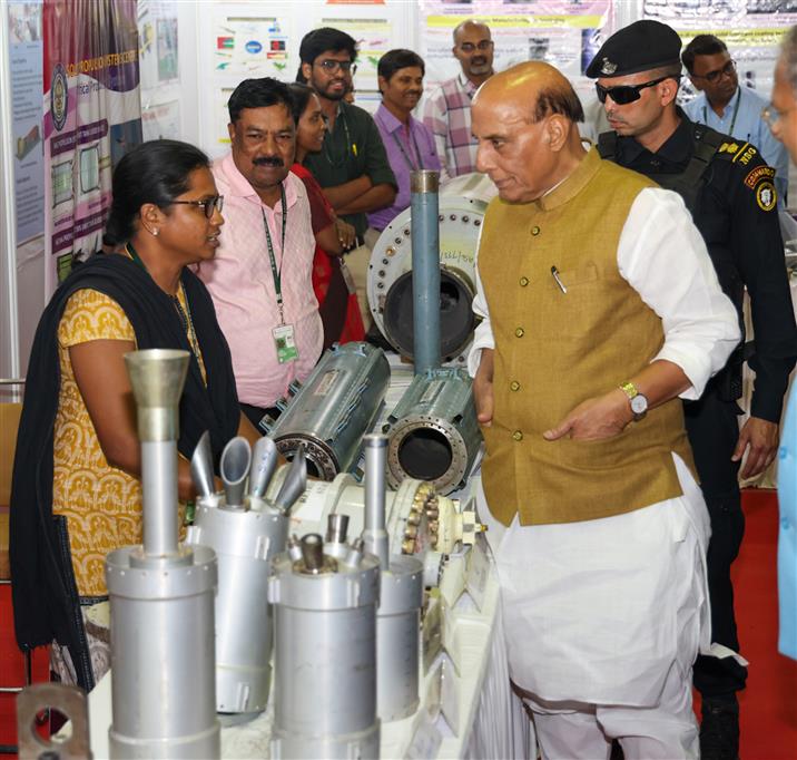 केंद्रीय रक्षा मंत्री श्री राजनाथ सिंह 28 फरवरी, 2025 को हैदराबाद में राष्ट्रीय विज्ञान दिवस समारोह में भाग लेते हुए।