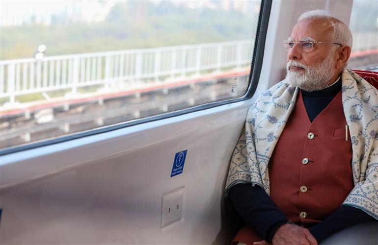 प्रधानमंत्री श्री नरेन्द्र मोदी ने 05 जनवरी, 2025 को साहिबाबाद आरआरटीएस स्टेशन से न्यू अशोक नगर आरआरटीएस स्टेशन तक नमो भारत ट्रेन में यात्रा की।