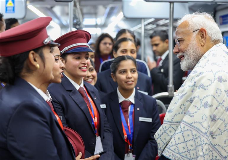 प्रधानमंत्री श्री नरेन्द्र मोदी ने 05 जनवरी, 2025 को साहिबाबाद आरआरटीएस स्टेशन से न्यू अशोक नगर आरआरटीएस स्टेशन तक नमो भारत ट्रेन में यात्रा की।