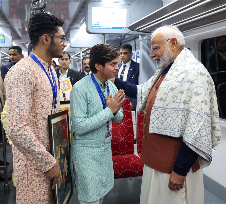 प्रधानमंत्री श्री नरेन्द्र मोदी ने 05 जनवरी, 2025 को साहिबाबाद आरआरटीएस स्टेशन से न्यू अशोक नगर आरआरटीएस स्टेशन तक नमो भारत ट्रेन में यात्रा की।