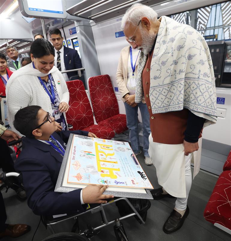 प्रधानमंत्री श्री नरेन्द्र मोदी ने 05 जनवरी, 2025 को साहिबाबाद आरआरटीएस स्टेशन से न्यू अशोक नगर आरआरटीएस स्टेशन तक नमो भारत ट्रेन में यात्रा की।