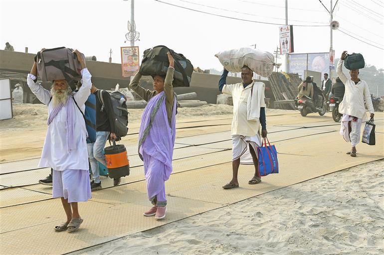 Glimpses of the Sangam Snan and Roadside activities during the preparation of Maha-Kumbh Mela 2025 at Prayagraj, in Uttar Pradesh on January 09, 2025.:Ministry of Culture