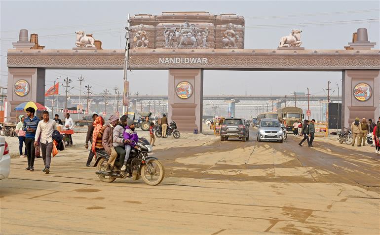 Glimpses of the Sangam Snan and Roadside activities during the preparation of Maha-Kumbh Mela 2025 at Prayagraj, in Uttar Pradesh on January 09, 2025.:Ministry of Culture