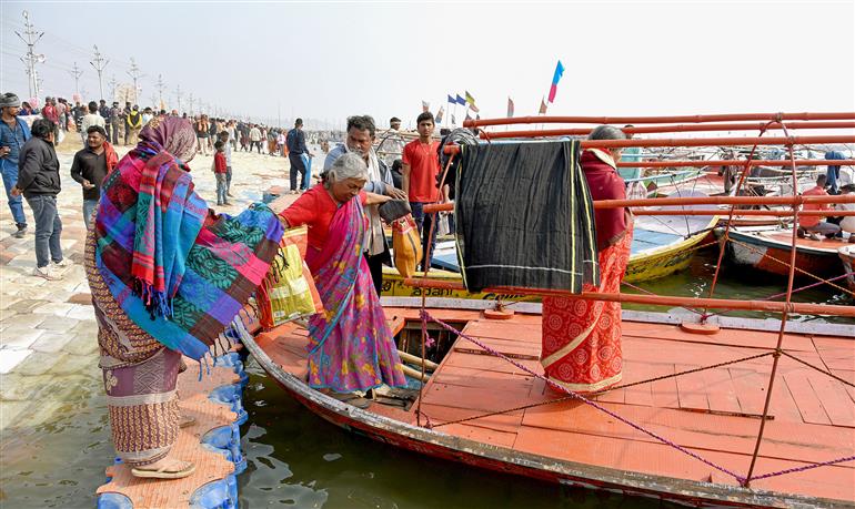 Glimpses of Roadside activities and Snan during the preparation of Maha-Kumbh Mela 2025 at Prayagraj, in Uttar Pradesh on January 10, 2025.:Ministry of Culture