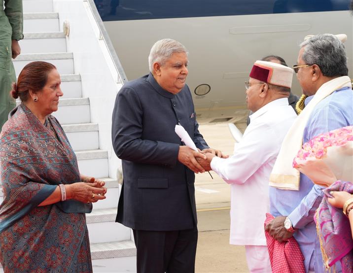 The Vice President of India, Shri Jagdeep Dhankhar and Dr Sudesh Dhankhar being welcomed by Shri Thaawarchand Gehlot, Governor of Karnataka, Shri Siddaramaiah, Chief Minister of Karnataka, Dr. M.C. Sudhakar, Minister, Government of Karnataka and other dignitaries on their arrival at Bengaluru, in Karnataka on January 11, 2025.
