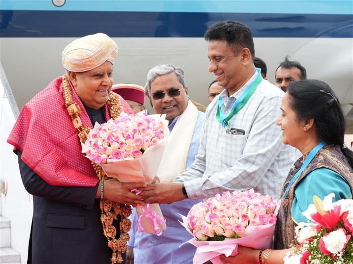 The Vice President of India, Shri Jagdeep Dhankhar and Dr Sudesh Dhankhar being welcomed by Shri Thaawarchand Gehlot, Governor of Karnataka, Shri Siddaramaiah, Chief Minister of Karnataka, Dr. M.C. Sudhakar, Minister, Government of Karnataka and other dignitaries on their arrival at Bengaluru, in Karnataka on January 11, 2025.