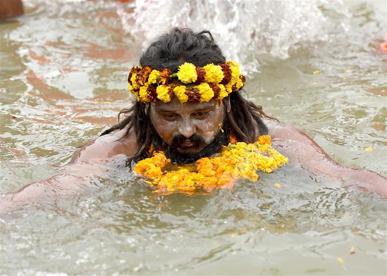 ‘Snan’ on Makar Sankranti during Maha Kumbh Mela 2025 at Prayagraj, in Uttar Pradesh on January 14, 2025.:Ministry of Culture