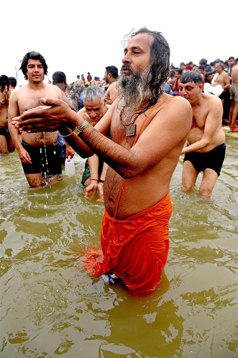 Glimpses of the ‘Snan’ on Makar Sankranti during Maha-Kumbh Mela 2025 at Prayagraj, in Uttar Pradesh on January 14, 2025.:Ministry of Culture