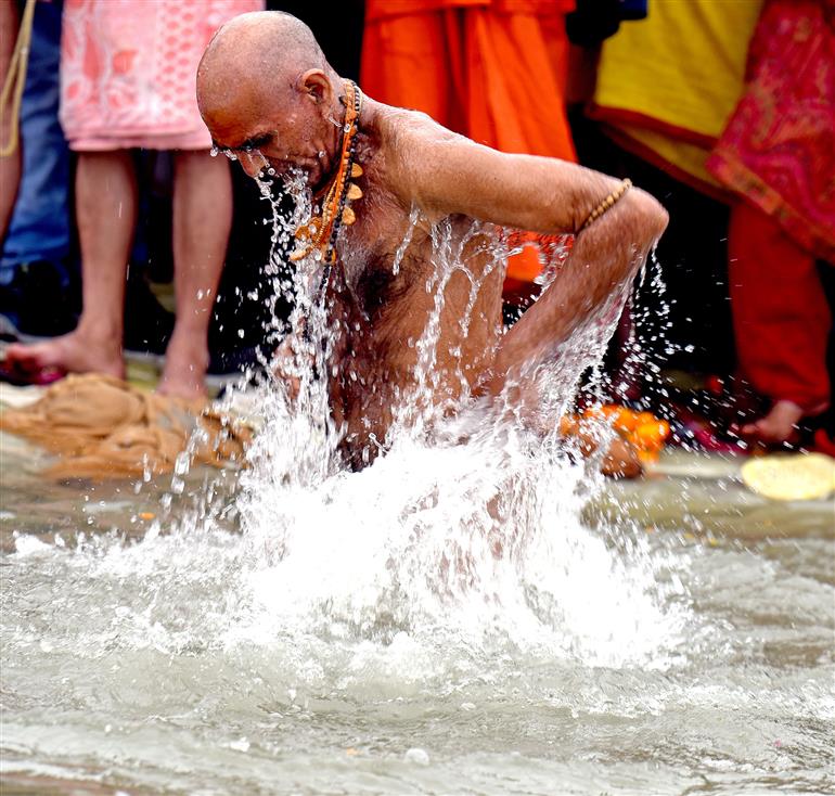 Glimpses of the ‘Snan’ on Makar Sankranti during Maha-Kumbh Mela 2025 at Prayagraj, in Uttar Pradesh on January 14, 2025.:Ministry of Culture