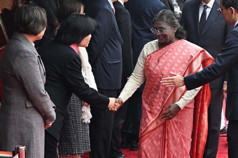 The President of India, Smt. Droupadi Murmu accorded a ceremonial welcome to Mr Tharman Shanmugaratnam, President of the Republic of Singapore at Rashtrapati Bhavan, in New Delhi on January 16, 2025.