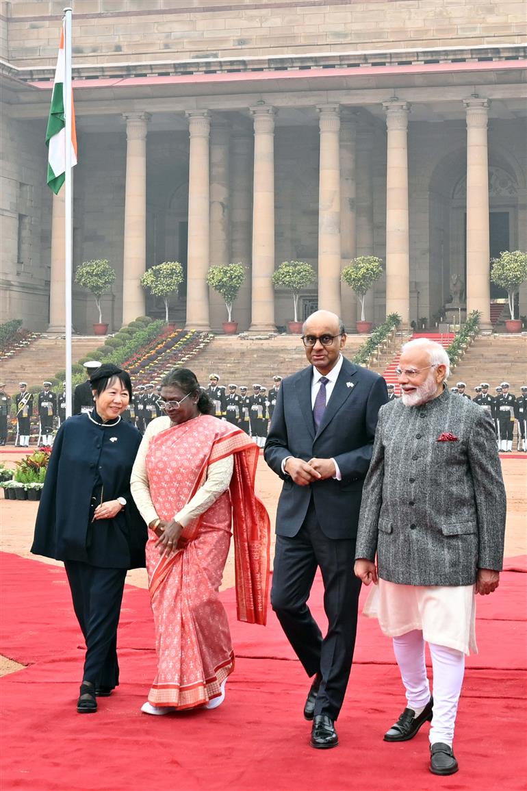 The President of India, Smt. Droupadi Murmu accorded a ceremonial welcome to Mr Tharman Shanmugaratnam, President of the Republic of Singapore at Rashtrapati Bhavan, in New Delhi on January 16, 2025.