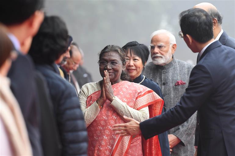 The President of India, Smt. Droupadi Murmu accorded a ceremonial welcome to Mr Tharman Shanmugaratnam, President of the Republic of Singapore at Rashtrapati Bhavan, in New Delhi on January 16, 2025.