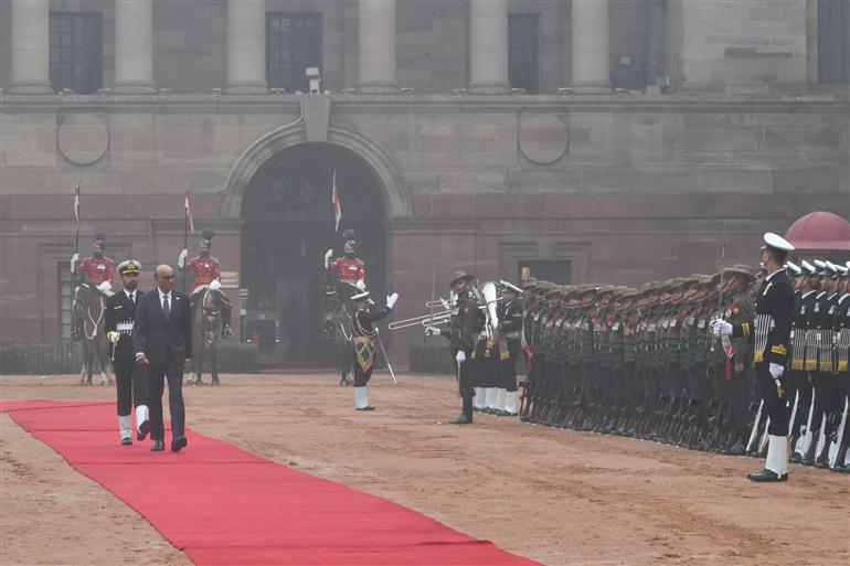 The President of India, Smt. Droupadi Murmu accorded a ceremonial welcome to Mr Tharman Shanmugaratnam, President of the Republic of Singapore at Rashtrapati Bhavan, in New Delhi on January 16, 2025.