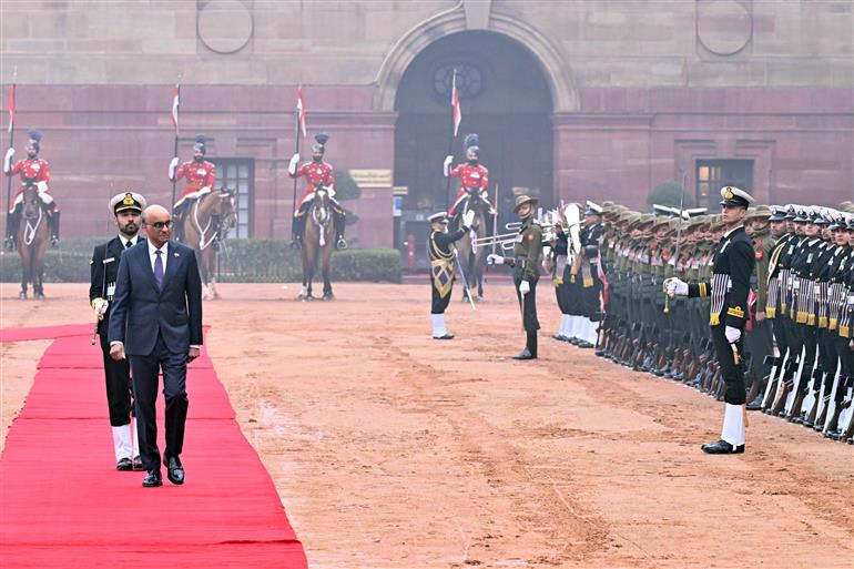 The President of India, Smt. Droupadi Murmu accorded a ceremonial welcome to Mr Tharman Shanmugaratnam, President of the Republic of Singapore at Rashtrapati Bhavan, in New Delhi on January 16, 2025.