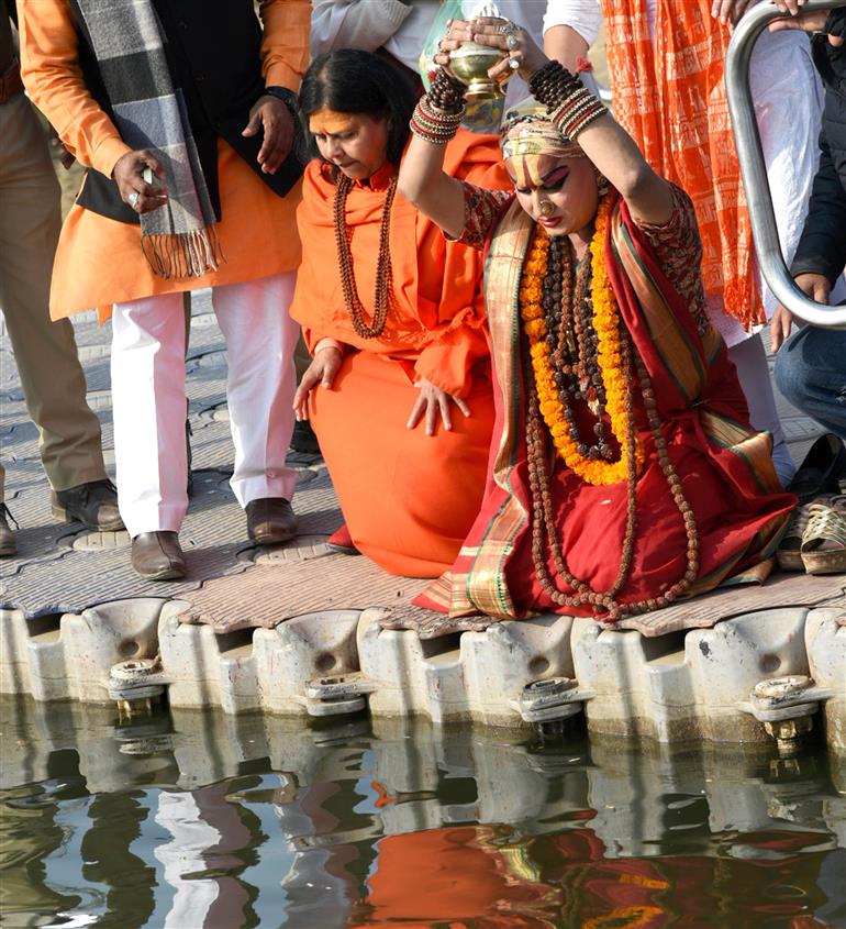 Devotees performed puja at the Maha Kumbh Mela 2025 in Prayagraj, Uttar Pradesh on January 17, 2025.:Ministry of Culture