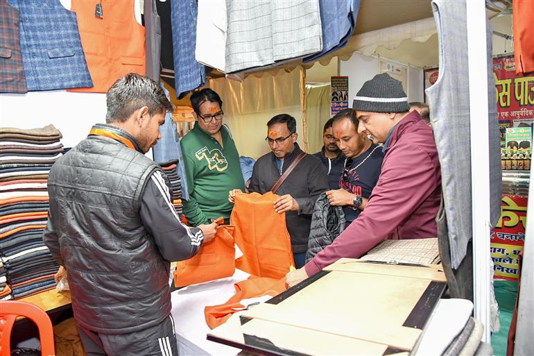 Visitors exploring the Khadi Utsav Exhibition at the Maha Kumbh Mela in Prayagraj, captured on January 17, 2025.:Ministry of Culture