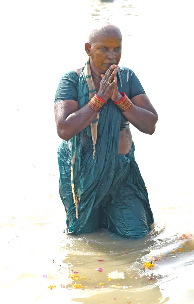 Devotees performing rituals at Maha Kumbh Mela. Photo captured on January 18, 2025.:Ministry of Culture