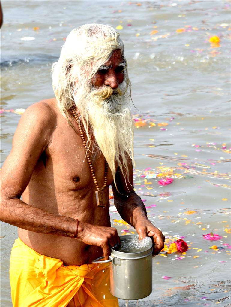 Devotees performing rituals at Maha Kumbh Mela. Photo captured on January 18, 2025.:Ministry of Culture