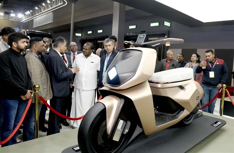 केंद्रीय भारी उद्योग एवं इस्पात मंत्री श्री एच. डी. कुमारस्वामी 18 जनवरी, 2025 को नई दिल्ली स्थित भारत मंडपम में भारत मोबिलिटी ग्लोबल एक्सपो 2025 में एक प्रदर्शनी का अवलोकन करते हुए।