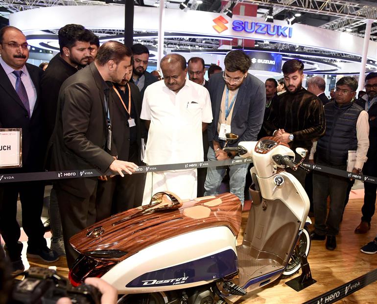 केंद्रीय भारी उद्योग एवं इस्पात मंत्री श्री एच. डी. कुमारस्वामी 18 जनवरी, 2025 को नई दिल्ली स्थित भारत मंडपम में भारत मोबिलिटी ग्लोबल एक्सपो 2025 में एक प्रदर्शनी का अवलोकन करते हुए।