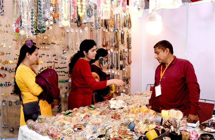 Visitors exploring ‘One District One Product’ Exhibition at the Maha Kumbh Mela in Prayagraj, Uttar Pradesh captured on January 18, 2025.:Ministry of Culture