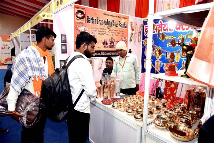 Visitors exploring ‘One District One Product’ Exhibition at the Maha Kumbh Mela in Prayagraj, Uttar Pradesh captured on January 18, 2025.:Ministry of Culture