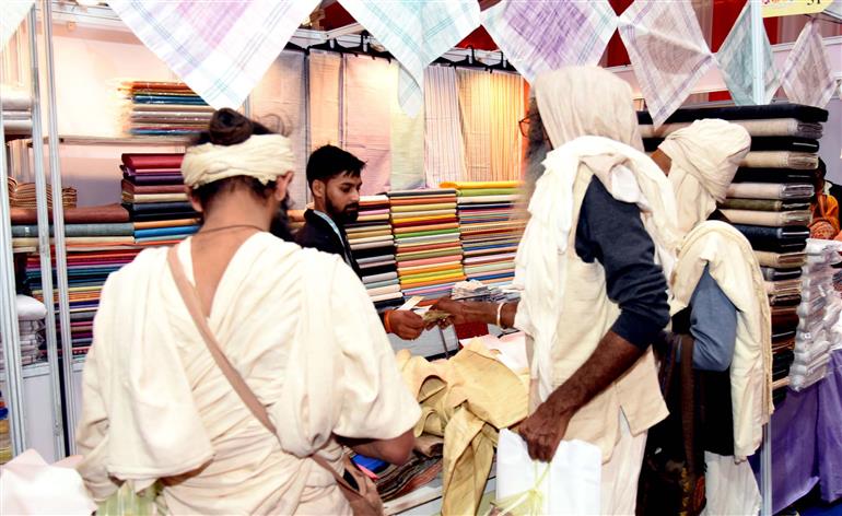 Visitors exploring ‘One District One Product’ Exhibition at the Maha Kumbh Mela in Prayagraj, Uttar Pradesh captured on January 18, 2025.:Ministry of Culture