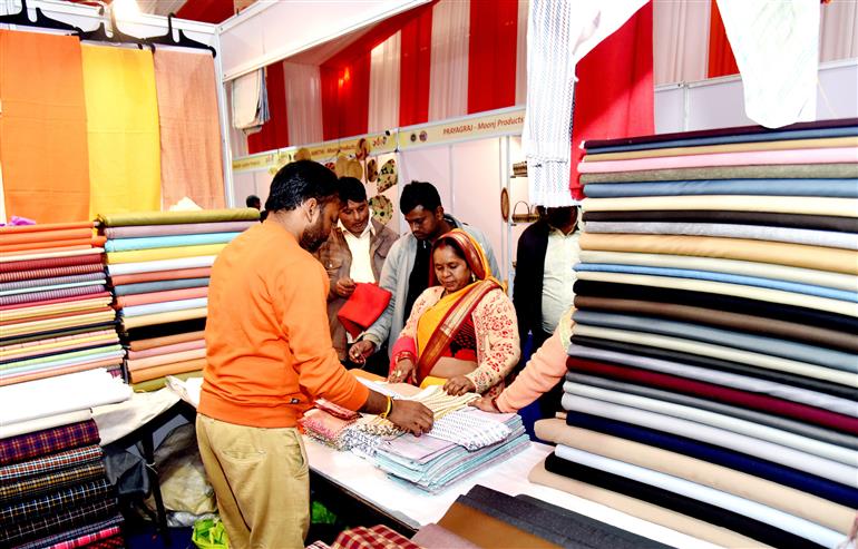 Visitors exploring ‘One District One Product’ Exhibition at the Maha Kumbh Mela in Prayagraj, Uttar Pradesh captured on January 18, 2025.:Ministry of Culture