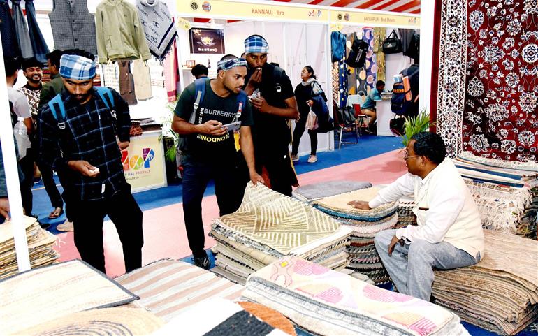 Visitors exploring ‘One District One Product’ Exhibition at the Maha Kumbh Mela in Prayagraj, Uttar Pradesh captured on January 18, 2025.:Ministry of Culture